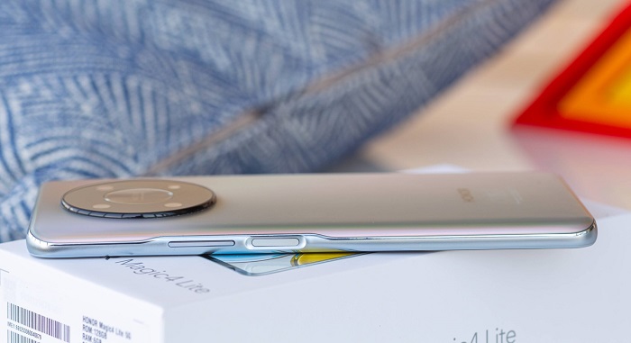 Cảm biến vân tay được bố trí trên cạnh phải