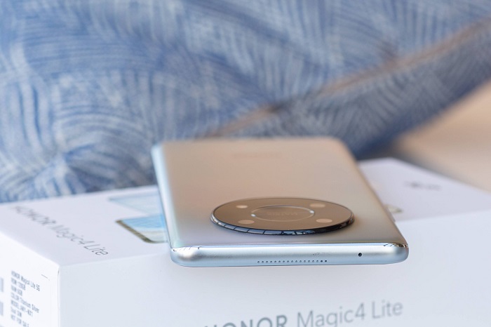 Khung viền Magic4 Lite được bo cong đem lại sự thoải mái cho người sử dụng