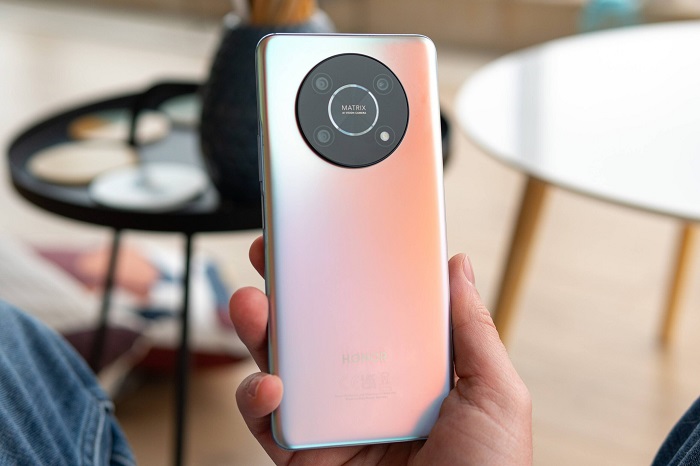 Cận cảnh mặt lưng Magic4 Lite với cụm camera nổi bật