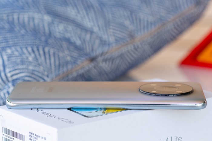 Cạnh trái của máy