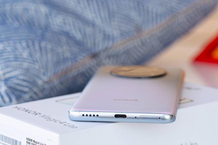 Cạnh đáy được bố trí loa ngoài, cổng sạc, mic thoại và khay SIM