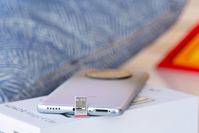 Magic4 Lite chỉ hỗ trợ 1 SIM và không hỗ trợ thẻ nhớ ngoài