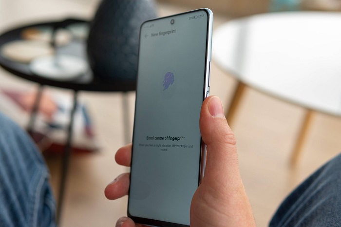 Magic4 Lite sử dụng khung viền nhựa