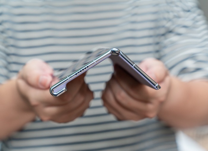 Cơ chế gấp ngoài tương tự Mate X