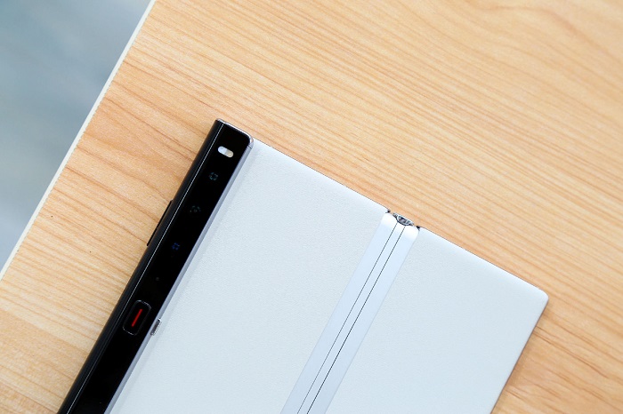 Camera sau cũng có trên phần gờ này