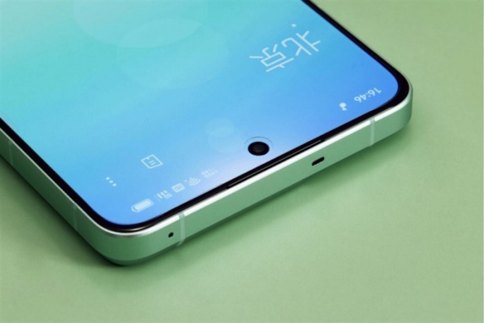 Đỉnh máy gồm micro phụ, dải ăng ten