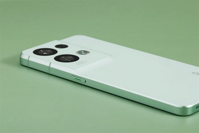 Cạnh trái được bố trí phím nguồn