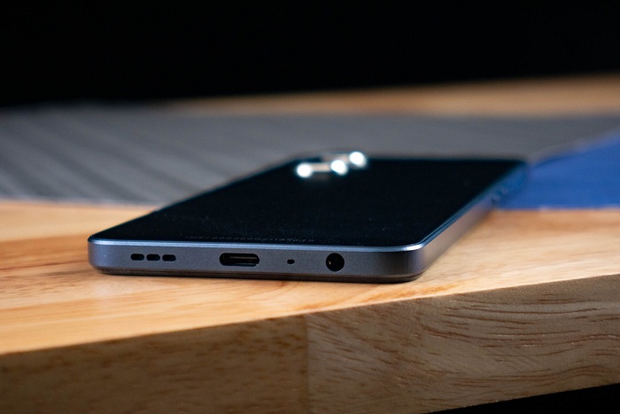 Cạnh dưới của Nord N20 5G