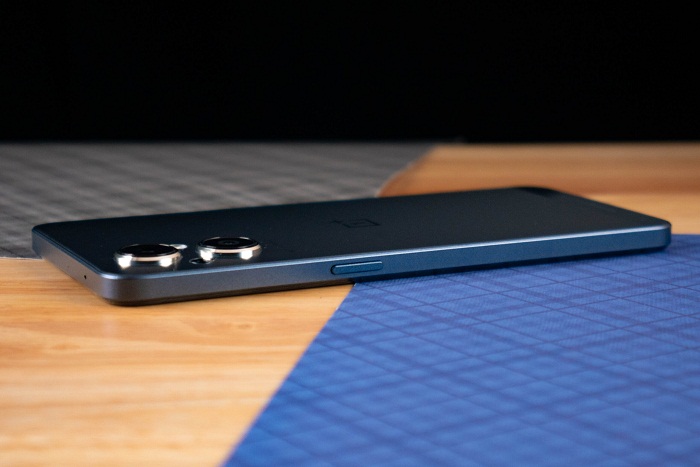 Cạnh phải của Nord N20 5G