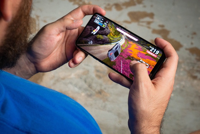 Chip Snapdragon 695 5G cho hiệu năng đủ để người dùng chơi được các tựa game phổ biến hiện nay