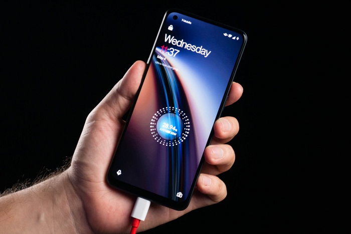 Máy còn sở hữu viên pin dung lượng 4500mAh, hỗ trợ sạc nhanh 33W