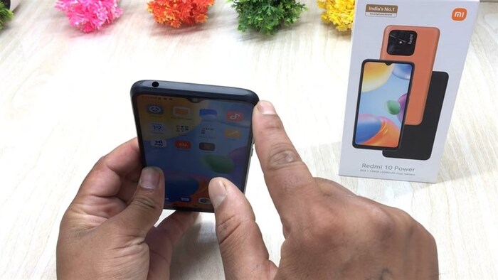 Cạnh trên của Redmi 10 Power chứa cổng cắm tai nghe 3.5 mm