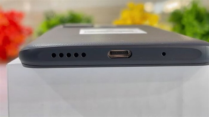 Cạnh dưới của Redmi 10 Power là nơi chứa loa ngoài, cổng sạc Type-C và mic thoại