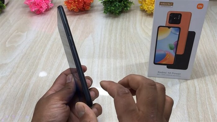 Cạnh phải của Redmi 10 Power là nơi đặt phím nguồn và cụm phím tăng/giảm âm lượng