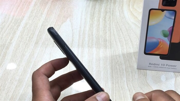 Cạnh trái của Redmi 10 Power là nơi chứa khay đựng SIM