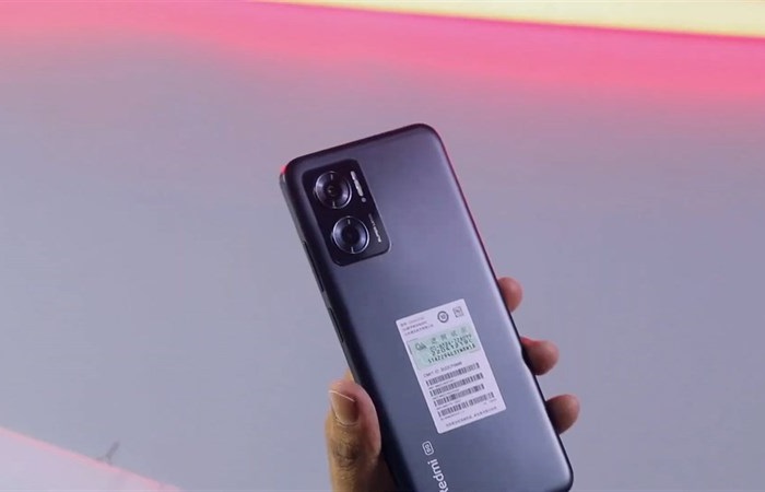 Mặt lưng Redmi Note 11E 5G được phủ nhám