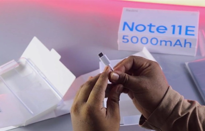 Cáp sạc USB-C đi kèm theo hộp
