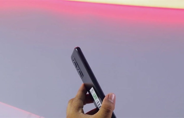 Cạnh trái được bố trí khay cắm sim kiêm thẻ nhớ ngoài