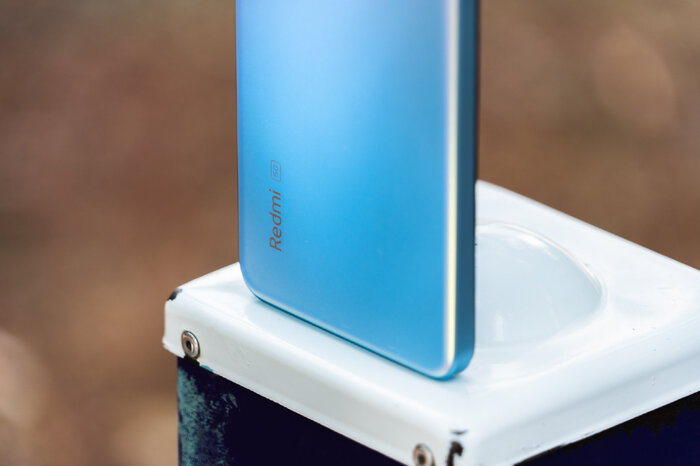 Phía góc trái bên dưới là logo Redmi 5G quen thuộc