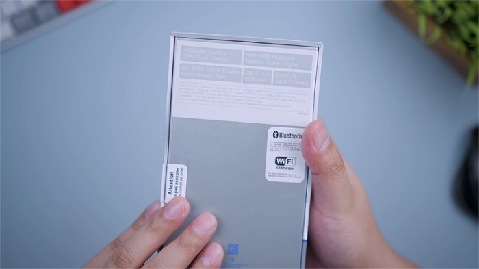 Mặt sau của hộp đựng Tecno POVA 3