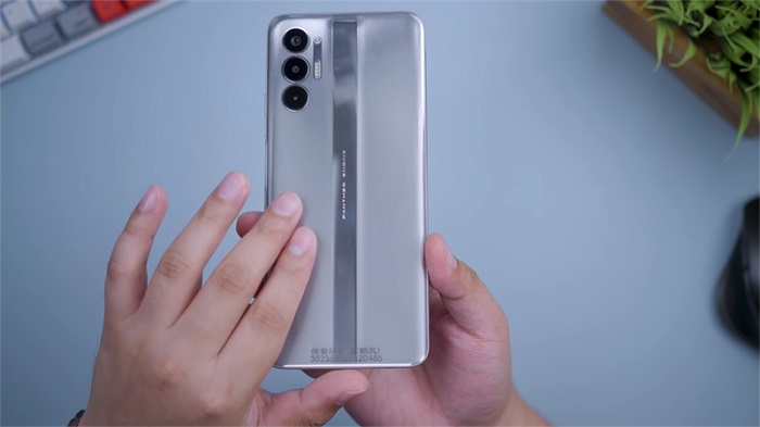 Cụm camera sau của Tecno POVA 3 tương tự Galaxy S22 Ultra