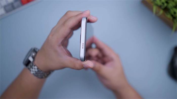 Cạnh phải được bố trí nút nguồn, phím tăng giảm âm lượng