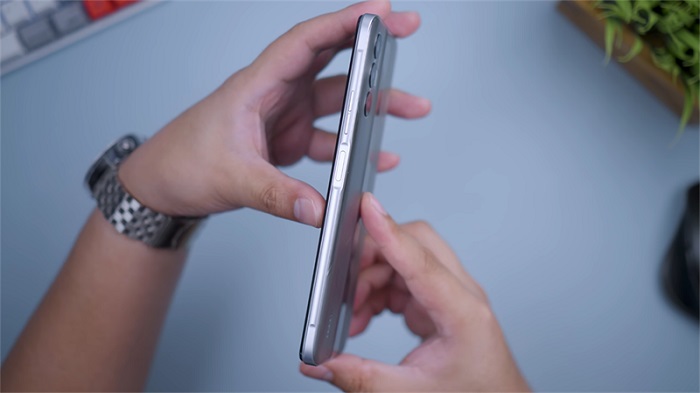 Đỉnh máy được bố trí dải loa phụ