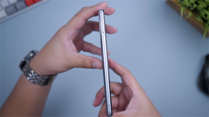 Cạnh trái được bố trí khay cắm thẻ sim