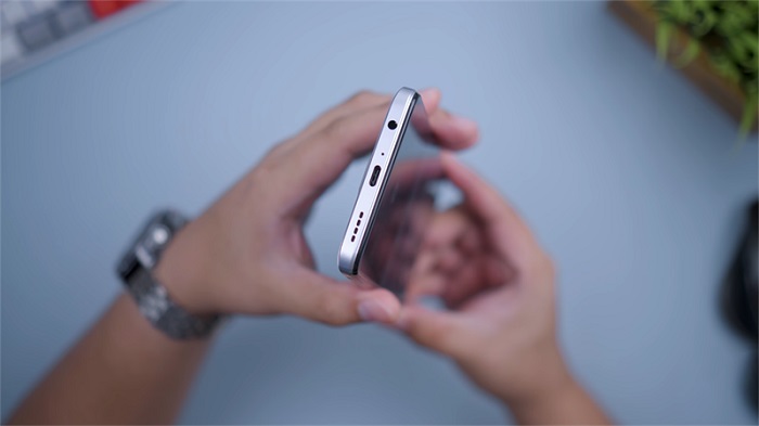 Cạnh đáy gồm jack tai nghe 3.5mm, cổng sạc USB-C và loa ngoài