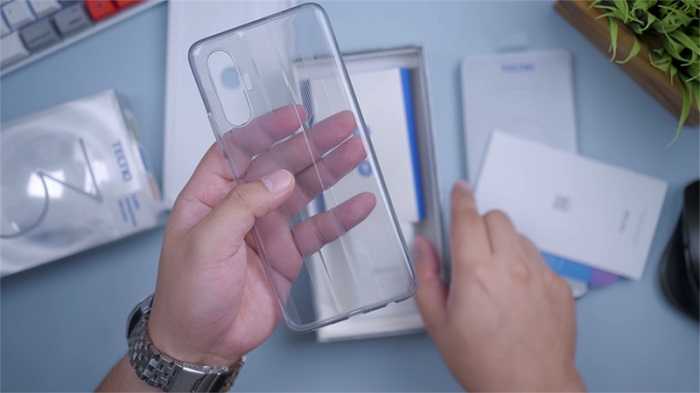 Ốp lưng silicon đi kèm theo máy