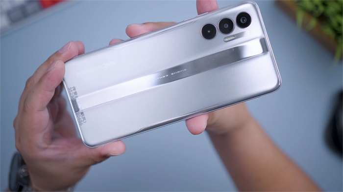 Tecno POVA 3 nổi bật với đường thẳng tráng gương giữa mặt lưng