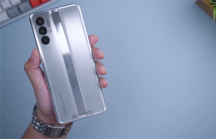 Tecno POVA 3 phiên bản màu bạc
