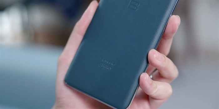 Mặt lưng sử dụng vật liệu giả da khá mới mẻ 