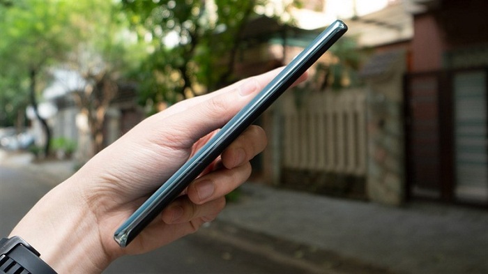 Cạnh trái được làm trống trơn