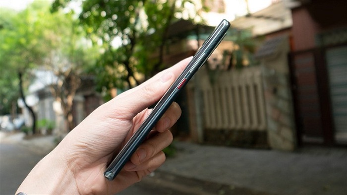 Cạnh phải là nơi đặt phím nguồn và cụm phím tăng/giảm âm lượng