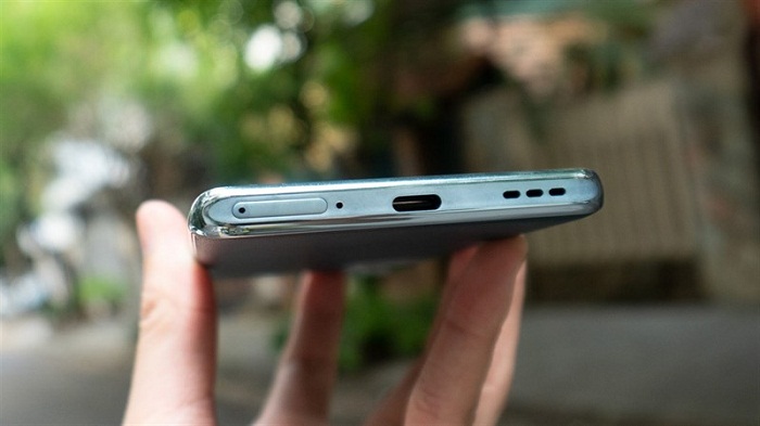 Cạnh dưới chứa khay đựng SIM, cổng sạc Type-C và loa ngoài