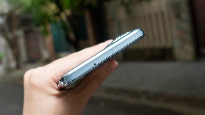 Cạnh trên chứa mic thoại và loa phụ thứ 2