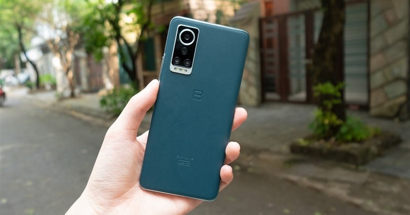 Trên tay Bphone A85 5G: Mặt lưng giả da, màn hình cong ấn tượng, chip Dimensity 810, camera xịn sò
