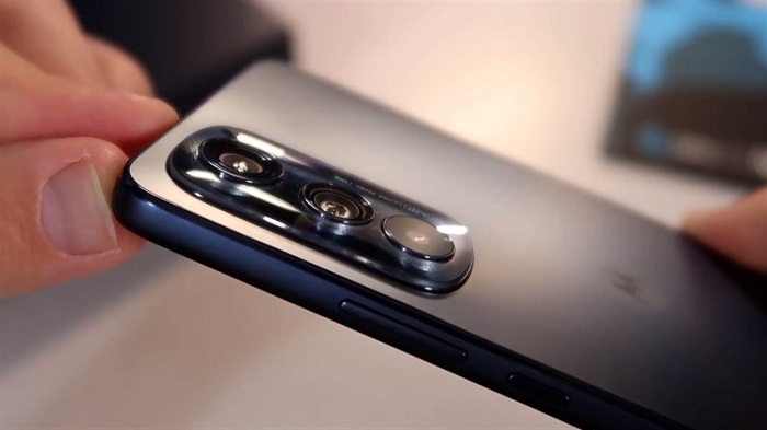 Moto Edge 30 khá mỏng nhẹ, có độ dày chỉ 6.8 mm