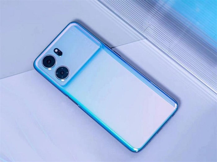 Phiên bản 5G có thiết kế camera nổi bật hơn phiên bản 4G