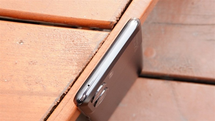 Cạnh trên sẽ có một mic phụ