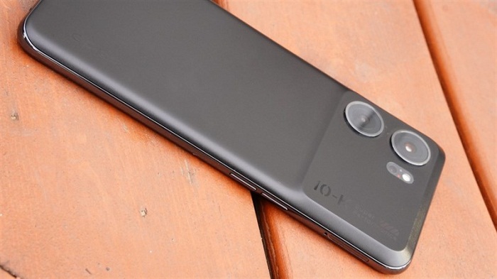 Cạnh trái là cụm phím tăng giảm âm lượng cùng khe SIM