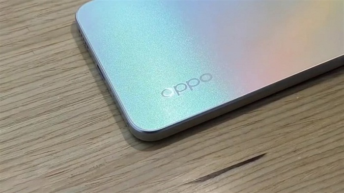 Máy được trang bị sạc nhanh lên tới 80W, giúp rút ngắn đáng kể thời gian sạc