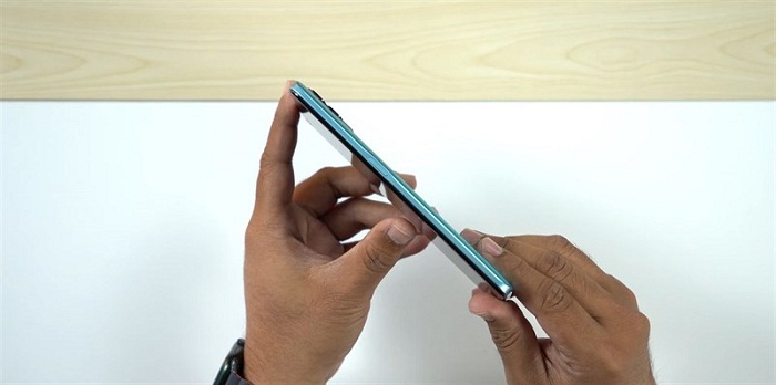 Cạnh phải là nơi đặt nút nguồn kiêm cảm biến vân tay một chạm