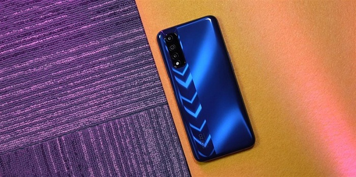 Mặt lưng của máy được trang trí với những họa tiết độc đáo giúp nó trở nên nổi bật hơn