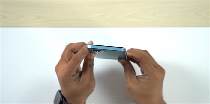 Cạnh trên của Realme Narzo 50 hoàn toàn trống trơn