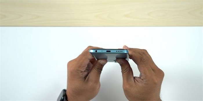 Cạnh dưới là cổng cắm tai nghe 3.5 mm, mic thu âm, cổng sạc USB Type-C và loa ngoài