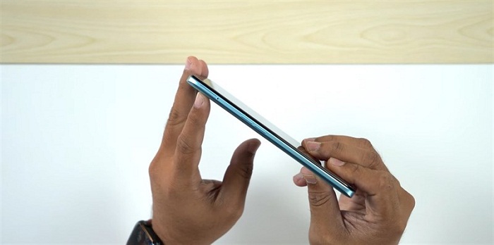 Cạnh trái là cụm phím tăng giảm âm lượng cùng khe đựng SIM (2 SIM + thẻ nhớ MicroSD)