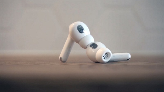 Tai nghe có thiết kế theo dạng in-ear và phần housing được làm dạng hình bầu dục