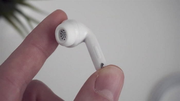 Phần cuống của mỗi bên tai nghe đều được trang bị khu vực cảm ứng lực